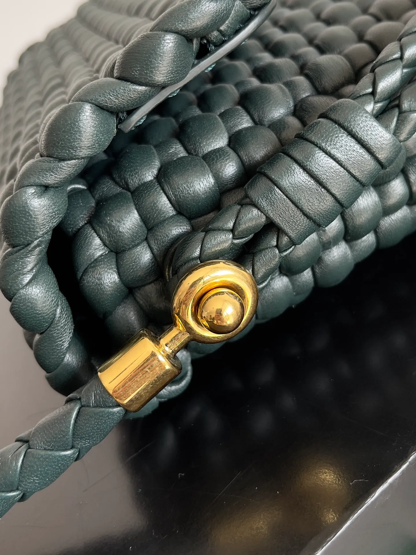 Batch 3120 Reshape the classics, Swing is back, BOTTEGA VENETA Bottega Veneta women's Swing shoulder bag is made of tubular quilted weaving technology. The unique vertical weaving of the bag is impressive. The overall style reveals a medieval style, which is in line with the current retro trend. It is simple and versatile without losing personality. It can be adapted to different styles for work and commuting. Both cross-body and hand carry are created with everyone in mind. It is a bag that does not lose its practicality and beauty [Hop Jump] [Hop Jump] Style No.: 764073 Size: 25*19*6